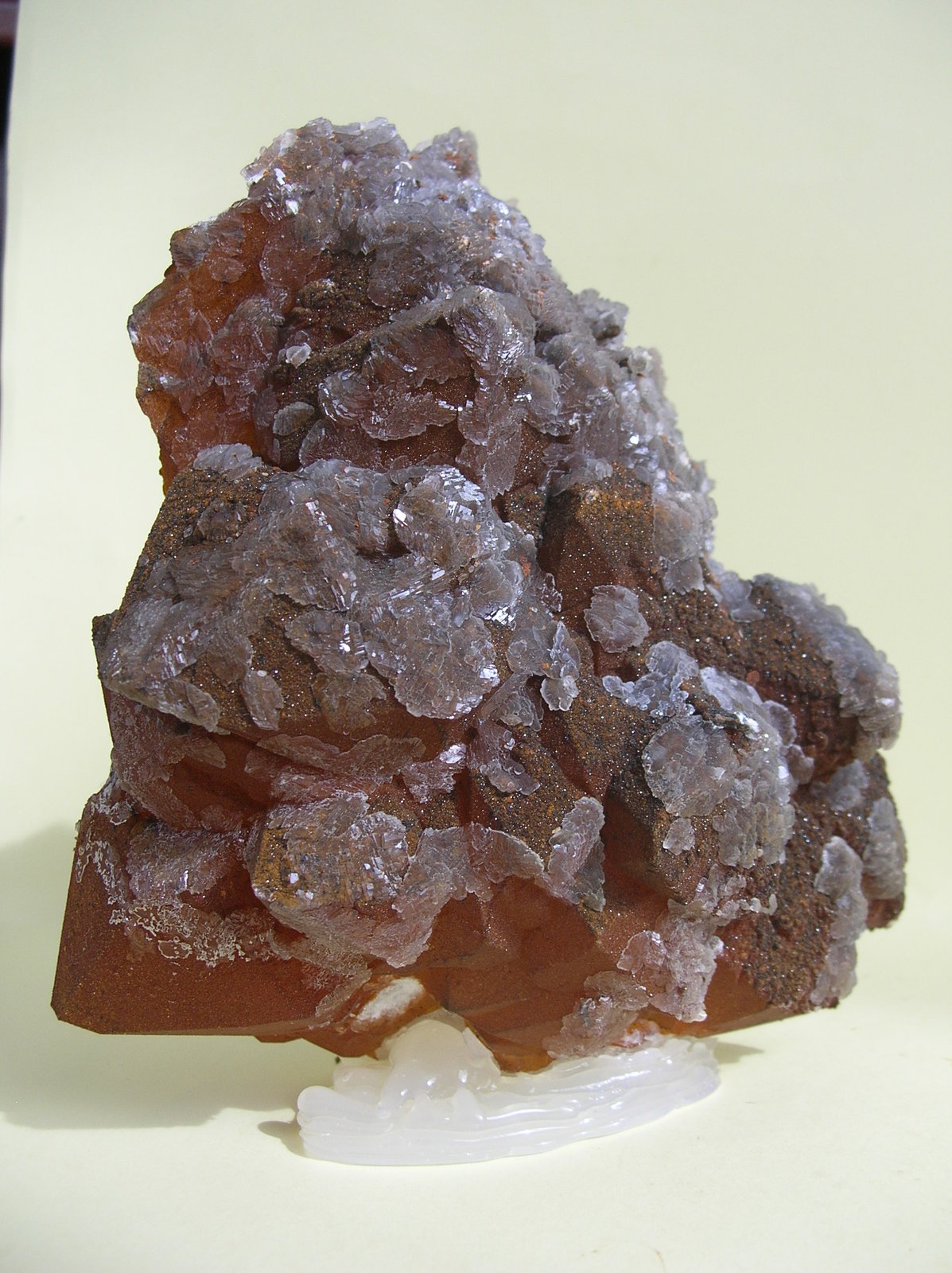 Cuarzo (variedad amatista), Cuarzo (variedad calcedonia), Calcita
14 x 12 cm
(Autor: Pedro Conesa)
