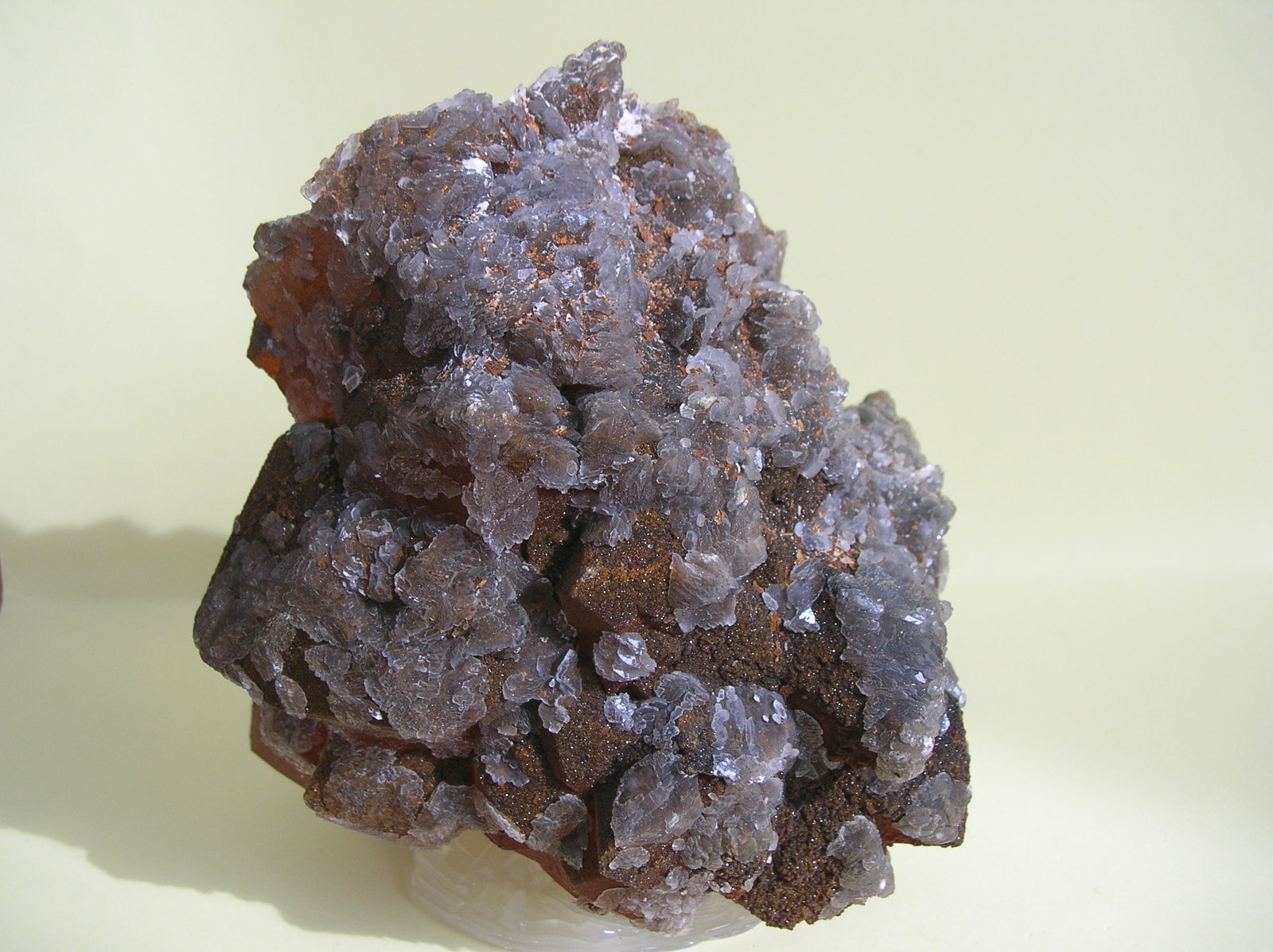 Cuarzo (variedad amatista), Cuarzo (variedad calcedonia), Calcita
14 x 12 cm
(Autor: Pedro Conesa)