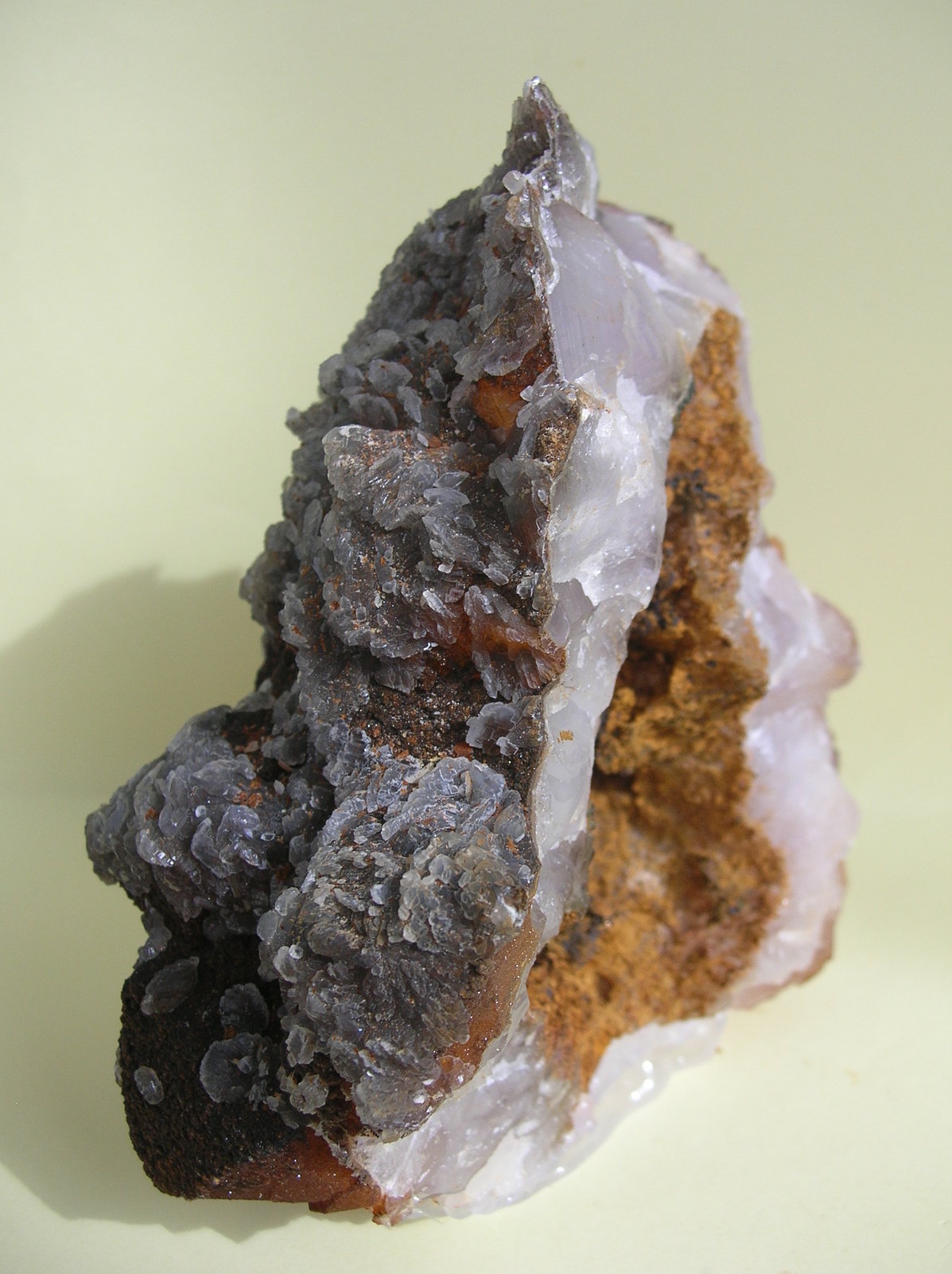 Cuarzo (variedad amatista), Cuarzo (variedad calcedonia), Calcita
14 x 12 cm
(Autor: Pedro Conesa)