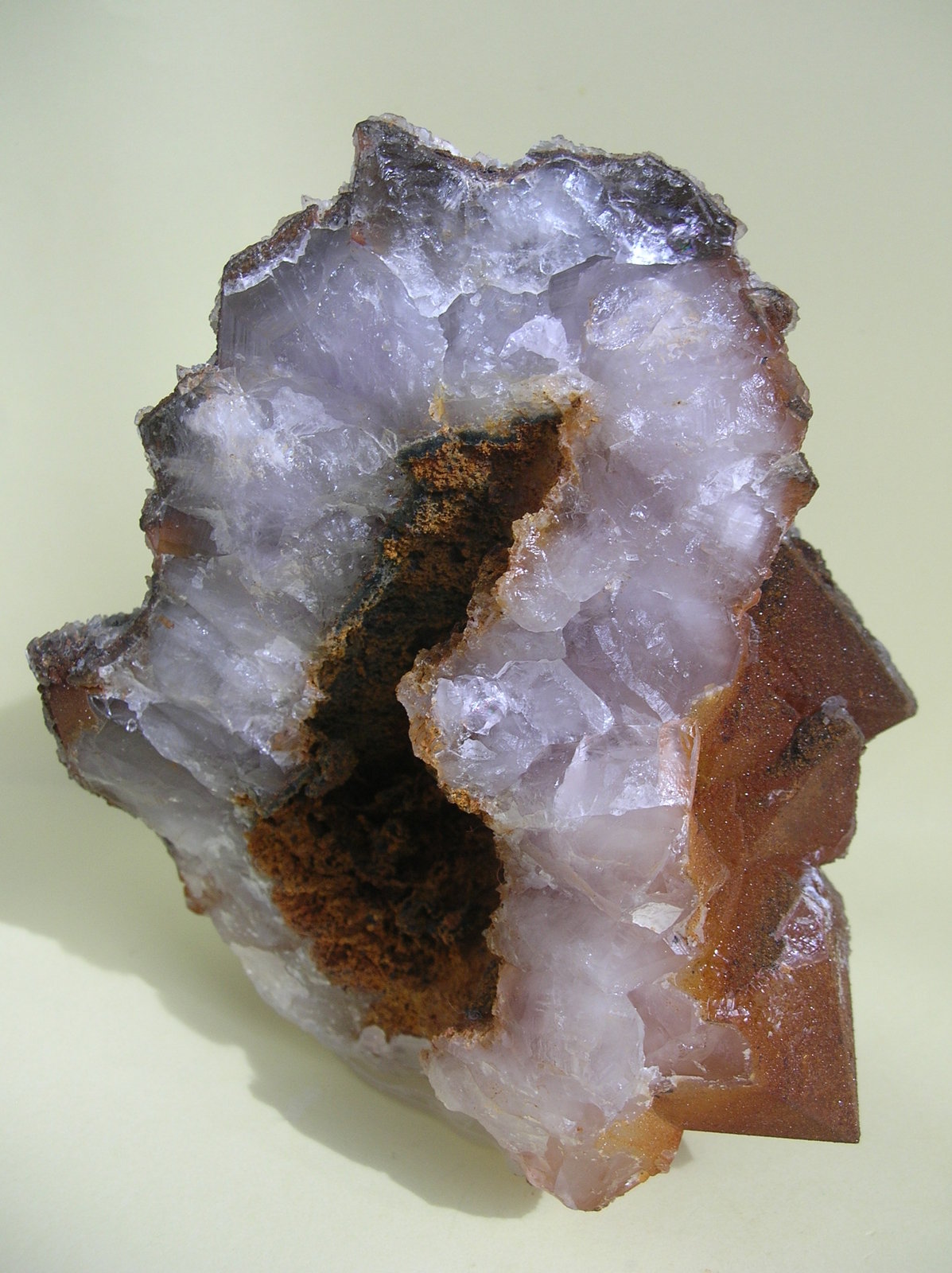 Cuarzo (variedad amatista), Cuarzo (variedad calcedonia), Calcita
14 x 12 cm
(Autor: Pedro Conesa)