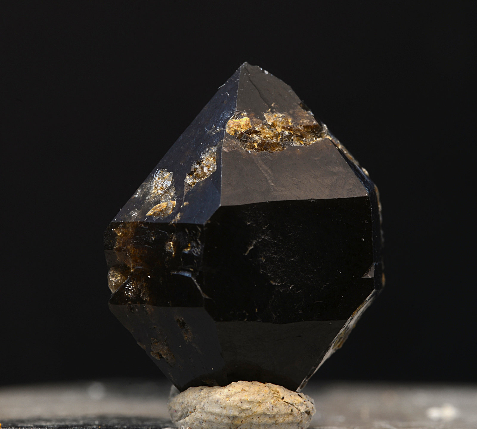 Cuarzo (variedad morión)
Tamaño del cristal16 x 18 mm
(Autor: Antonio Carmona)