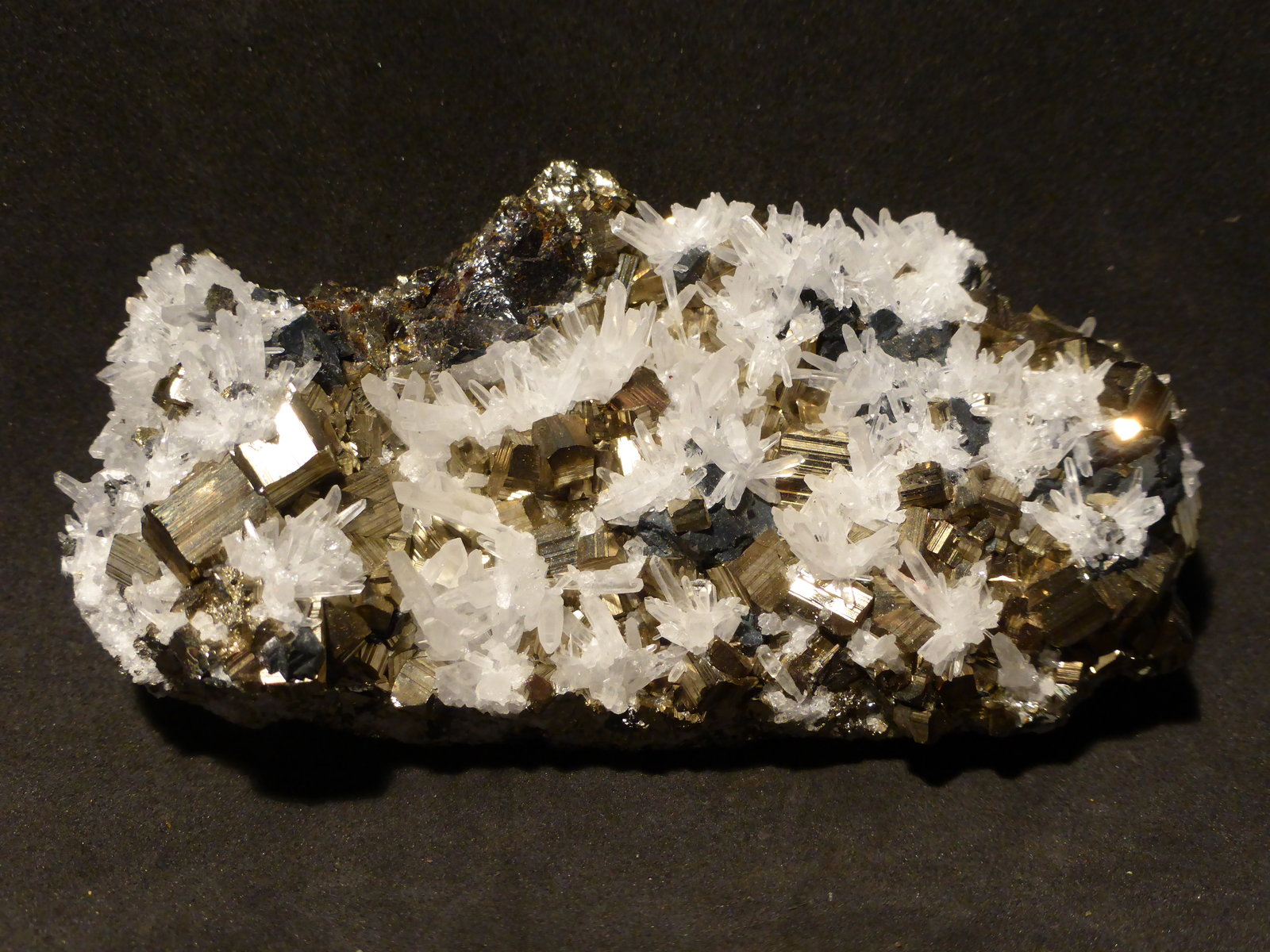 Cuarzo, pirita y esfalerita
9x5 cm
(Autor: Ander Ispizua Juan)