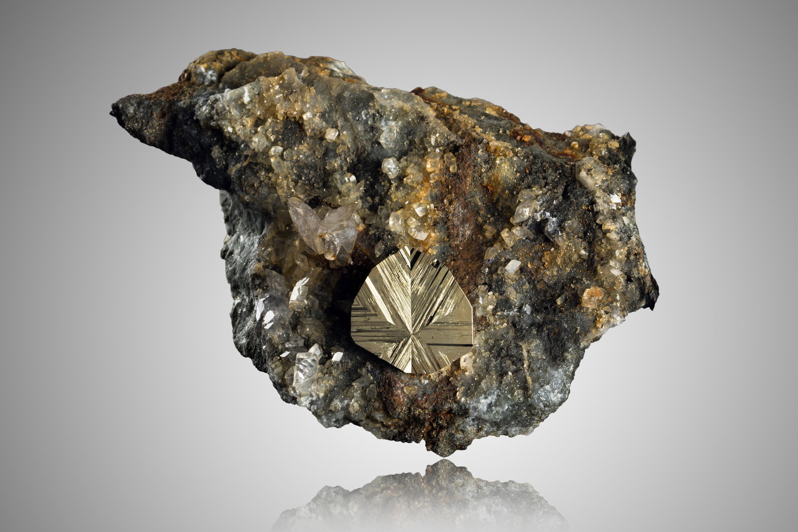 Cubanita con Calcita
11 x 8.5 x 3.5 cm / Cristal principal: 2.6 cm
(Autor: Museo MIM)
