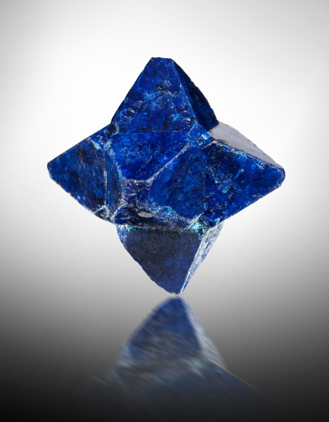 Cumengeíta [Cumengeite]
2 x 2 x 2 cm / cristal principal: 1.7 cm
(Autor: Museo MIM)