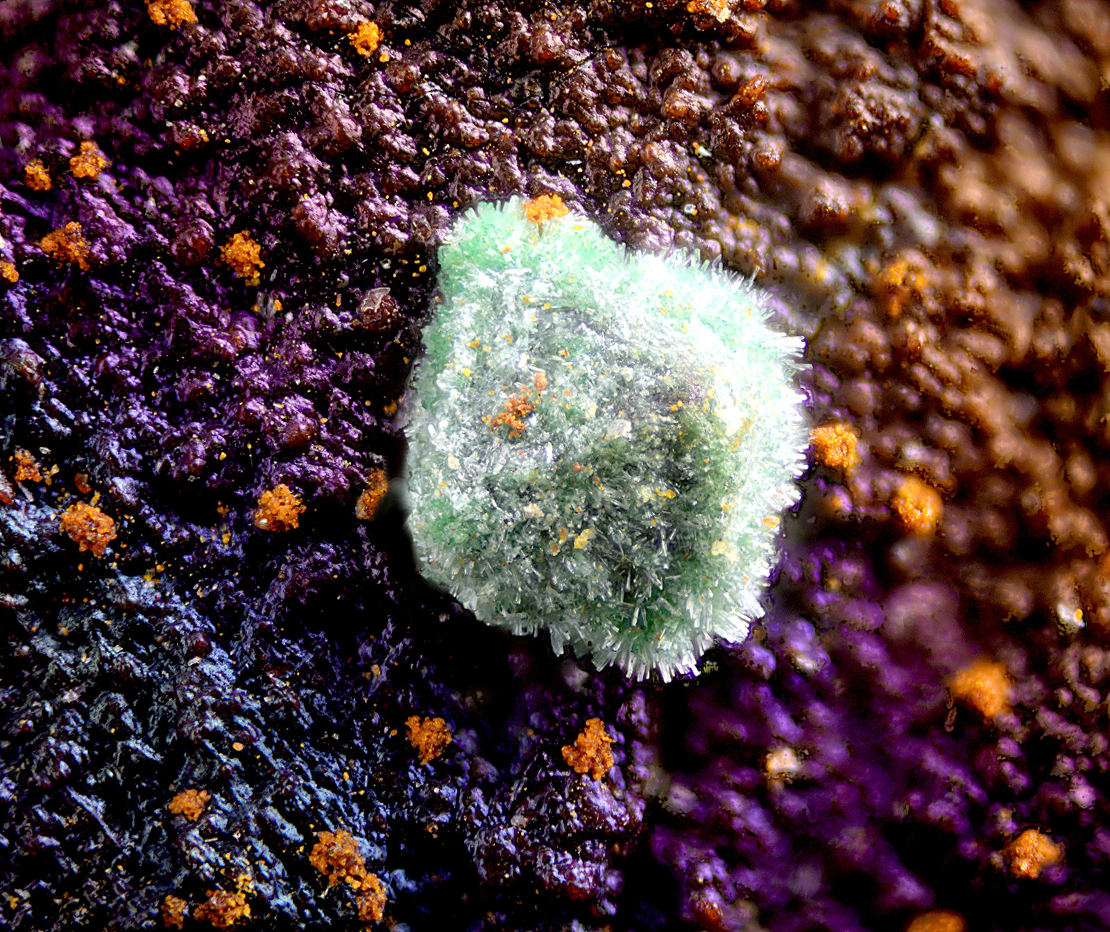 Cuprita recubierta de Malaquita sobre Goethita
Campo de visión de 1 mm
(Autor: Antonio Carmona)