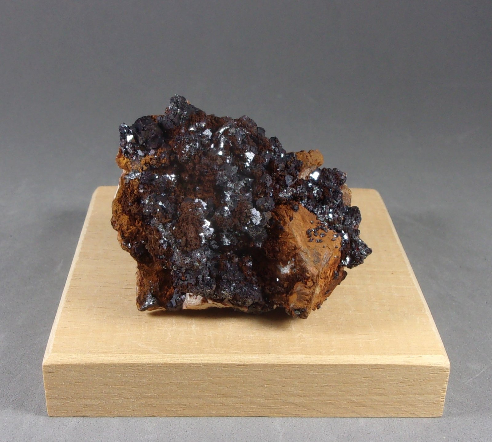 Cuprita
5,6 x 4,5 x 3,2 cm.
(Autor: J. G. Alcolea)