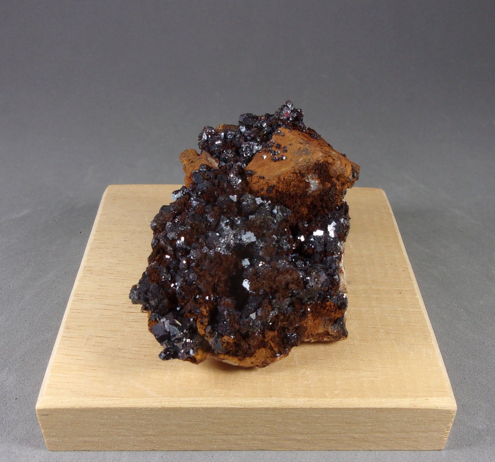Cuprita
5,6 x 4,5 x 3,2 cm.
(Autor: J. G. Alcolea)