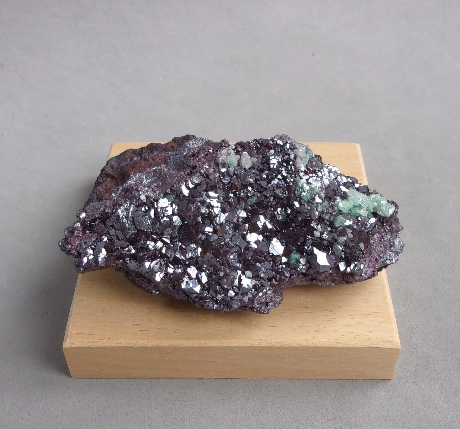 Cuprita
8,8 x 5,1 x 3,3 cm.
(Autor: J. G. Alcolea)