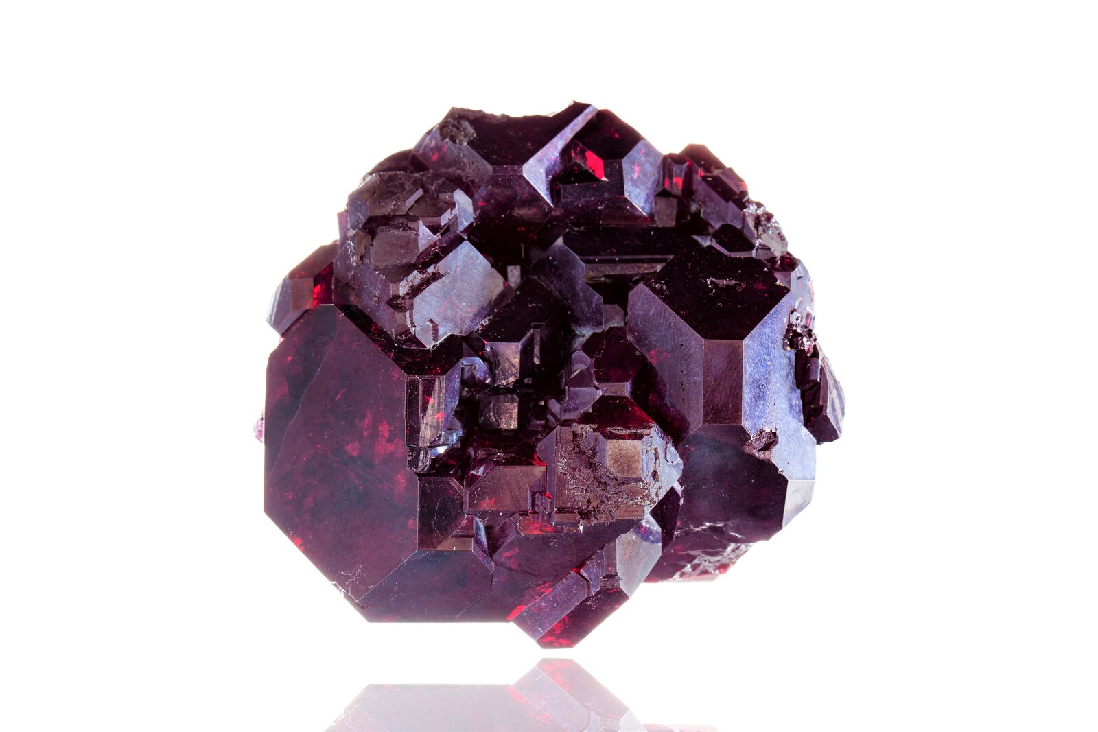 Cuprita
7.5 x 7 x 4 cm / Cristal principal: 4.4 cm
(Autor: Museo MIM)