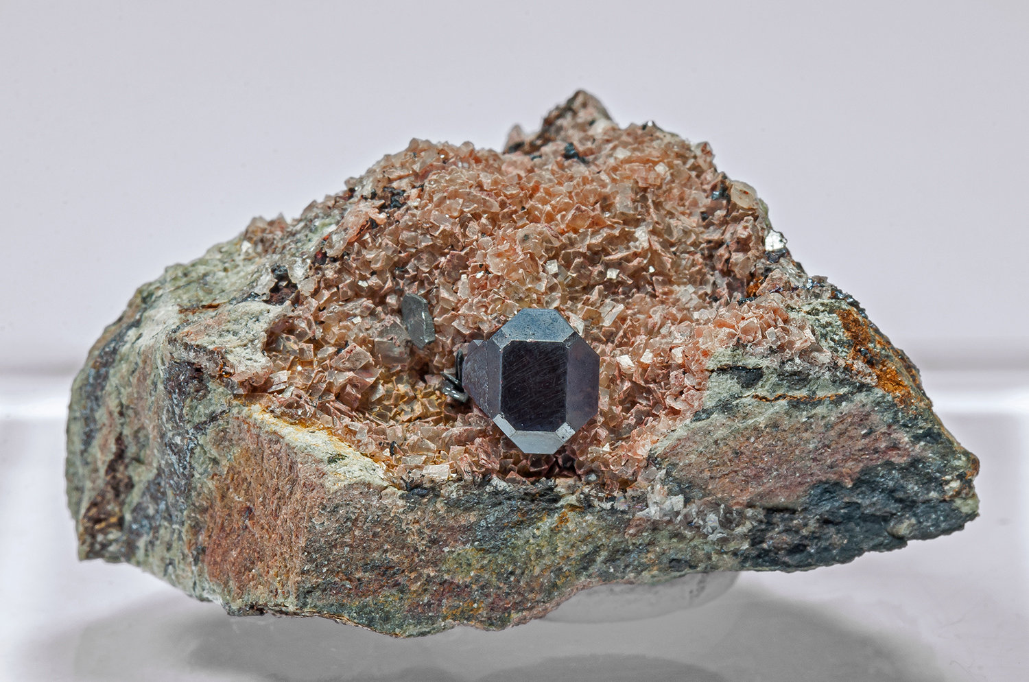 Cuprita con Calcita
3.9 × 2.7 × 2.5 cm
(Autor: Jordi Fabre)