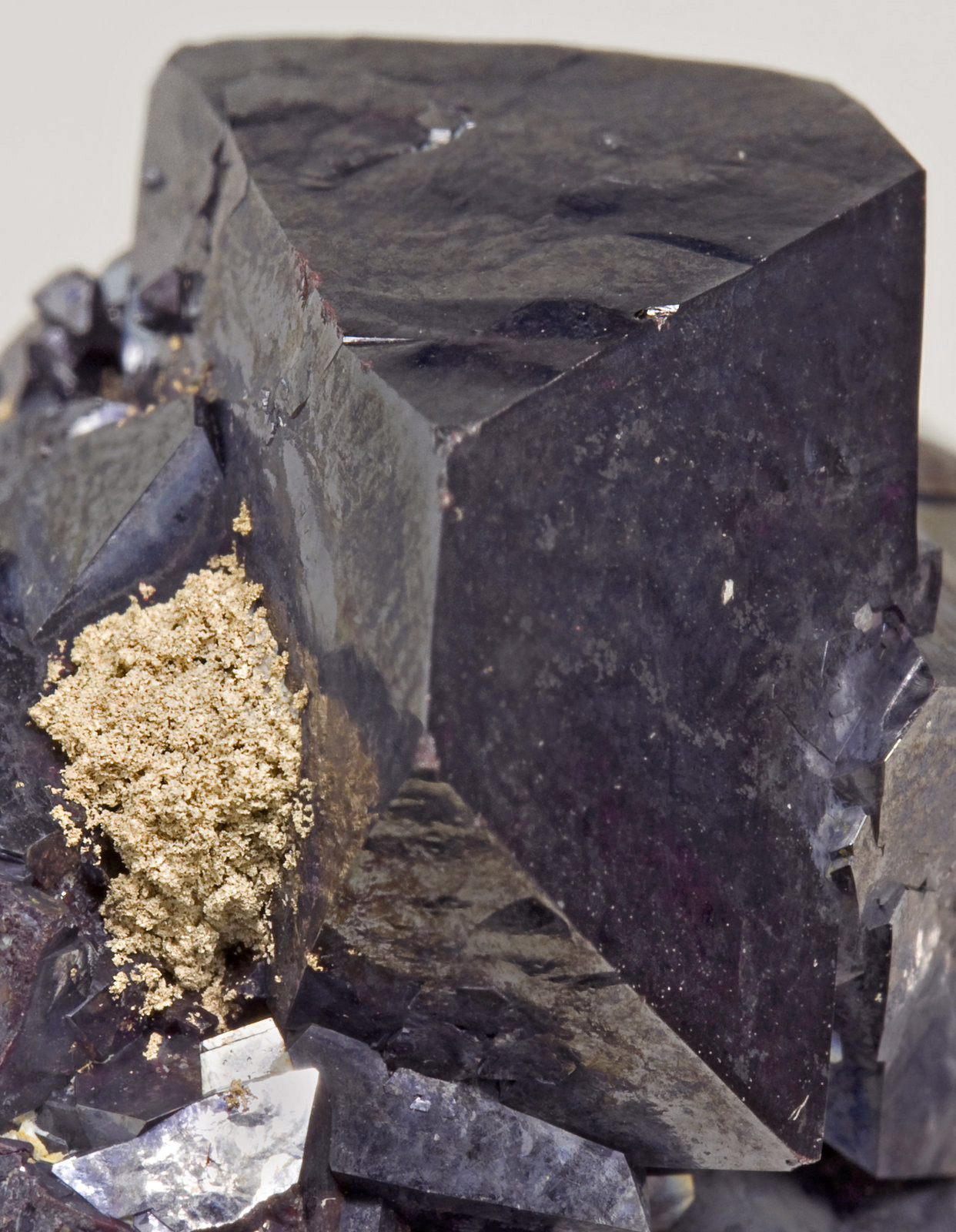 Cuprita con Plata
cristal más grande: 1.6 × 1.3 cm
(Autor: Jordi Fabre)