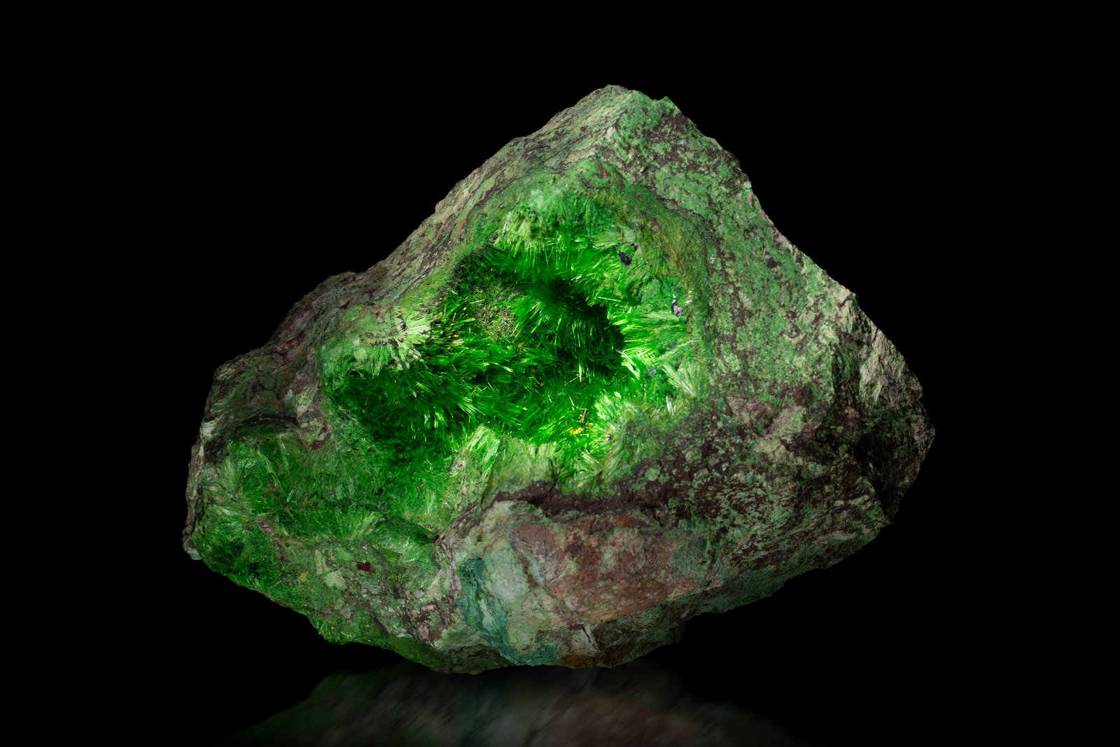 Cuprosklodowskita
26 x 14 x 17 cm / cristal principal: 2.0 cm
(Autor: Museo MIM)