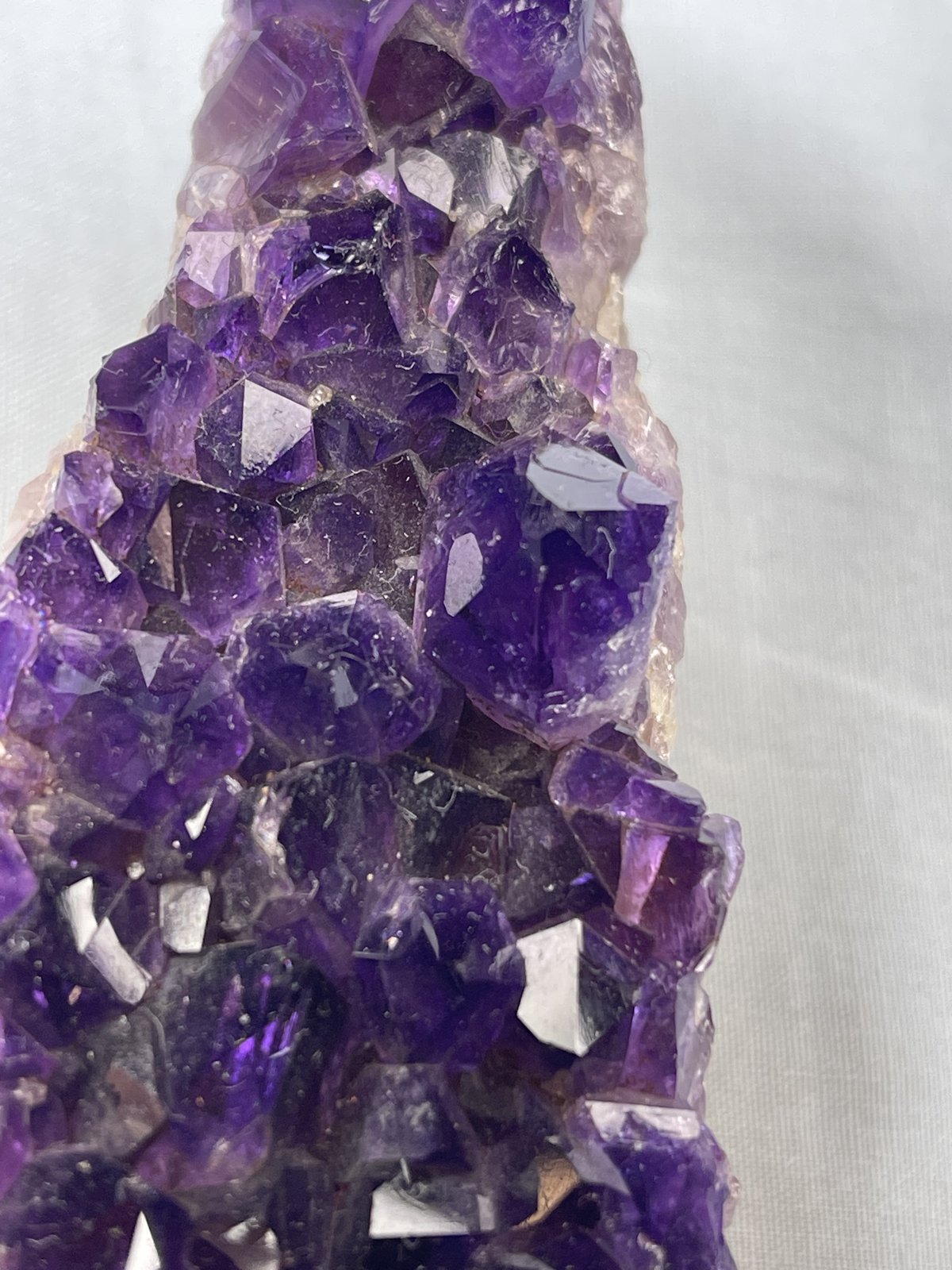 Cuarzo (variedad amatista)
13cm de ancho y 3cm de alto
(Autor: castrominerals)