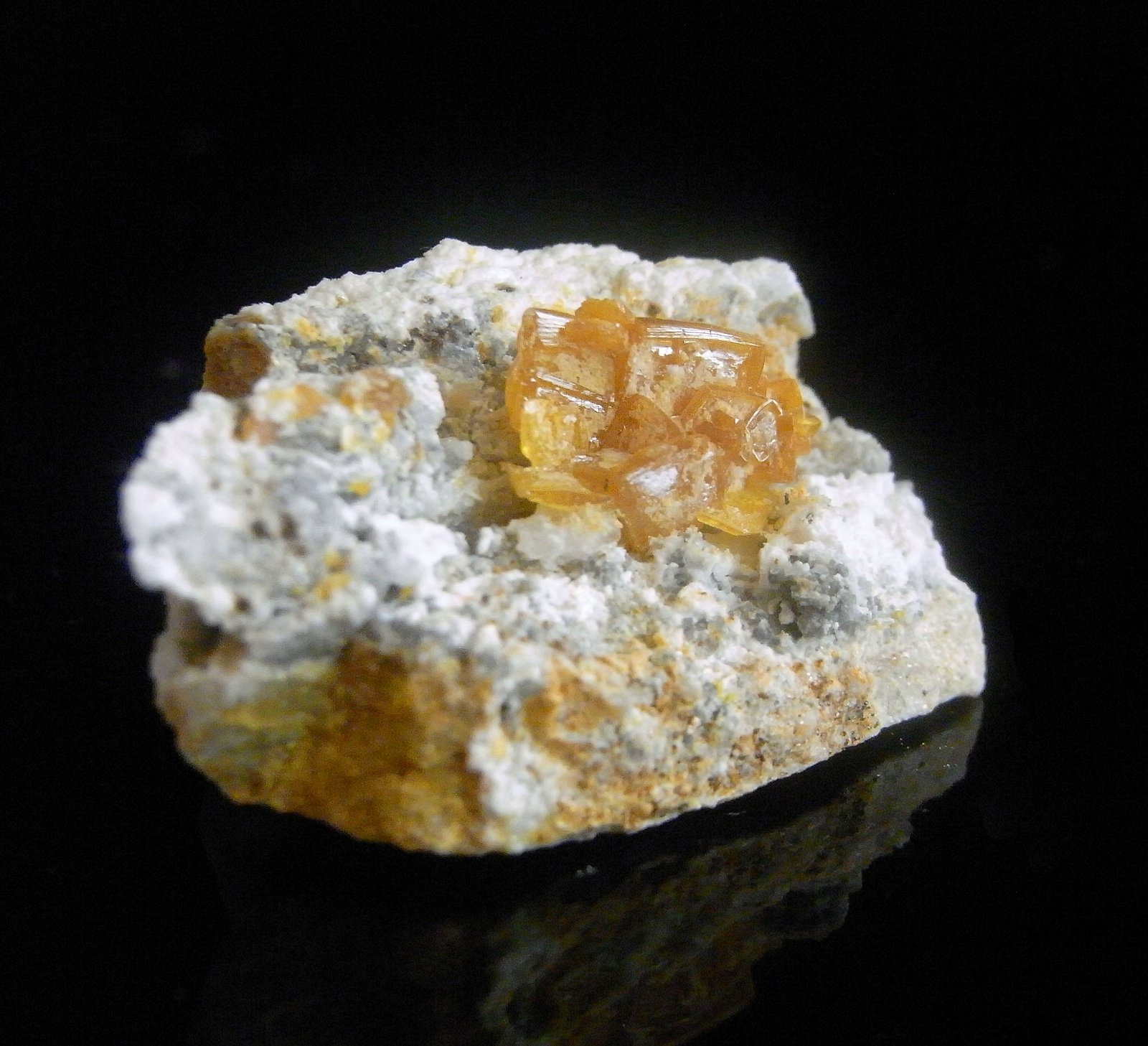 Wulfenita
Pieza de 3.3x2.3cm. Grupo 1.4cm. Cristal mayor 1cm.
(Autor: DAni)