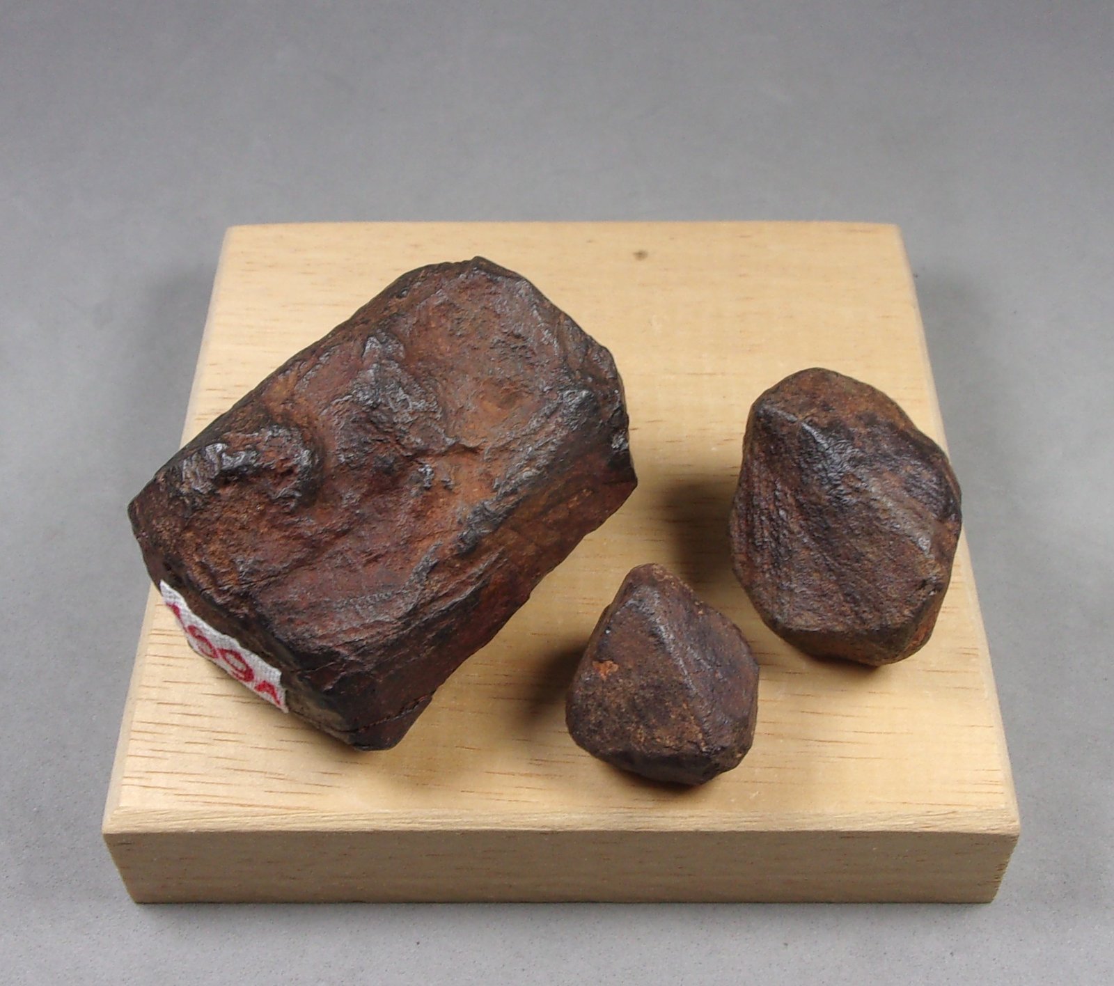 Davidita-(La)
(A)  4,6 x 3,6 x 3,2 cm.,  121 g.     (B)  3 x 2,3 x 1,8 cm.,  23,72 g.     (C)  2,1 x 1,9 x 1,5 cm.,  11,33 g.
(Autor: J. G. Alcolea)