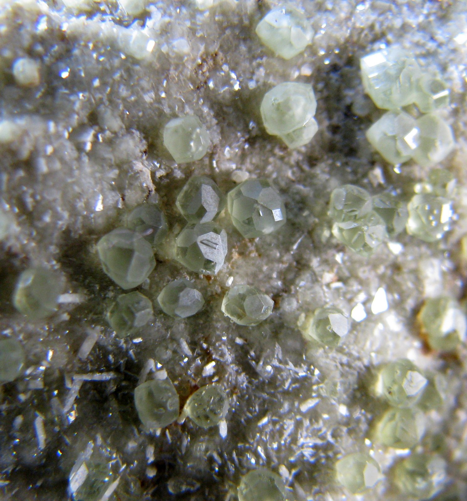 Andradita (variedad demantoide)
88 x 57 x 49 mm.
(Autor: José Luis Zamora)