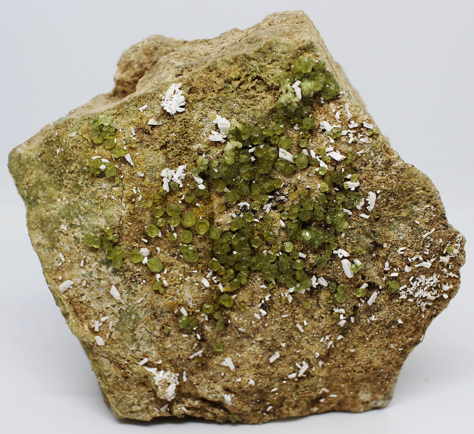 Andradita (variedad demantoide) (Grupo Granate)
6x5x4 cm
(Autor: Luis Edmundo Sánchez Roja)
