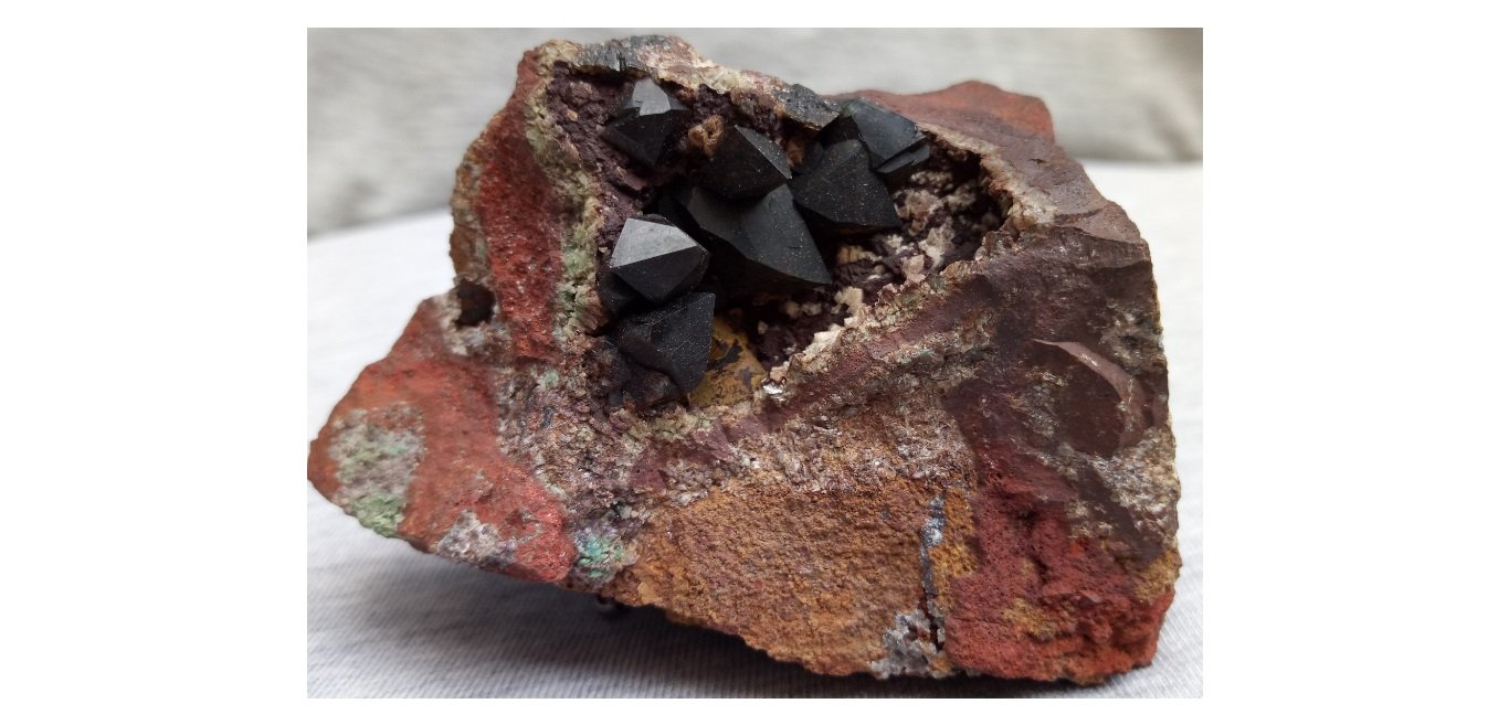 Goethita, Escorodita, Arseniosiderita, Fluorita y Arsenopirita
9 x 5 x 4,7 cm.
(Autor: L. Alejandro F.G.)