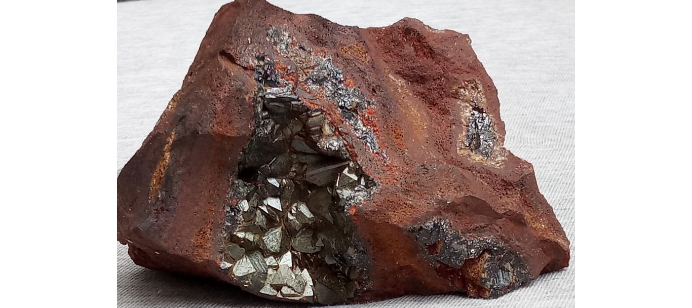 Goethita, Escorodita, Arseniosiderita, Fluorita y Arsenopirita
9 x 5 x 4,7 cm.
(Autor: L. Alejandro F.G.)