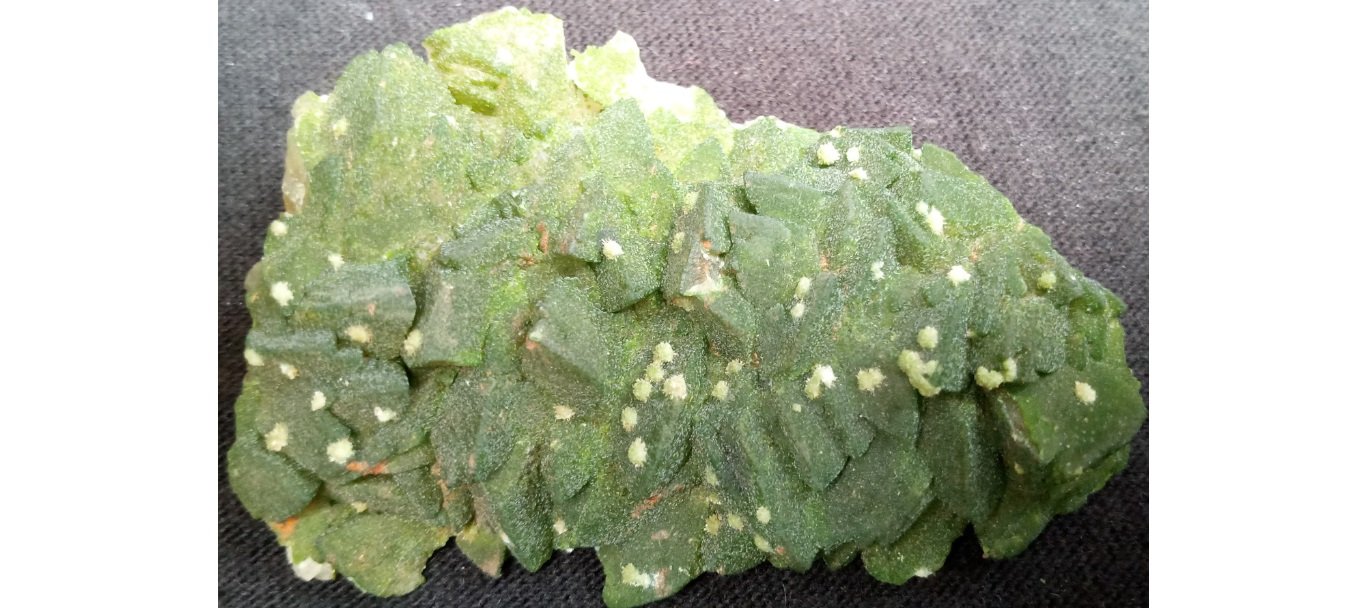 Duftita, Calcita, Mimetita, y Goethita.
5.9 cm x 4 cm x 0.8 cm
(Autor: L. Alejandro F.G.)