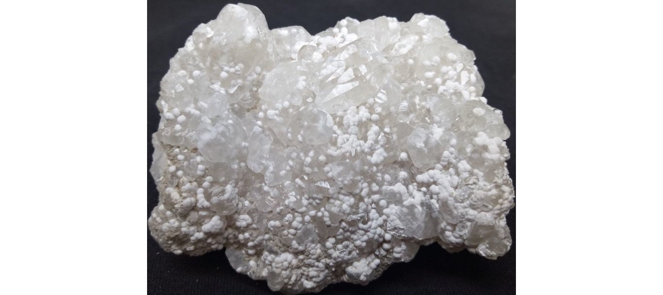 Datolita (variedad bakerita) y Calcita.
6.2 cm x 5.8 cm x 3 cm
(Autor: L. Alejandro F.G.)