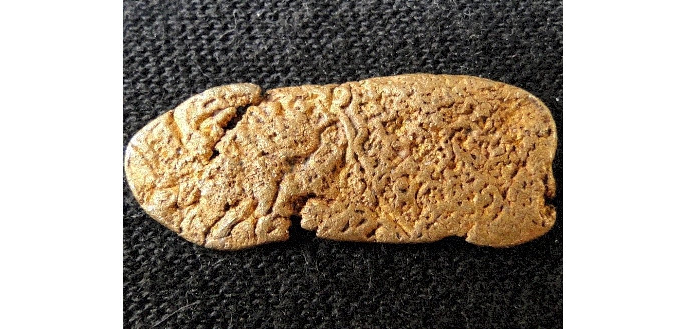 Oro, Cuarzo.
22 mm x 9 mm x 15 mm
(Autor: L. Alejandro F.G.)