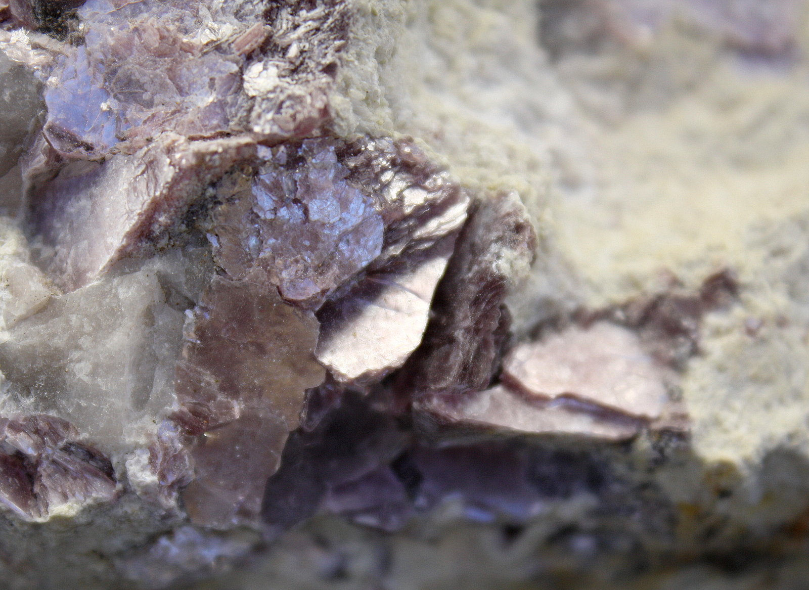Lepidolita (Grupo Mica)
15cm por 11cm
(Autor: canada)