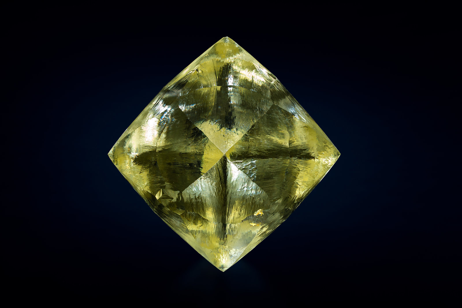 Diamante
3 x 3 x 3 cm / cristal principal: 2.7 cm
(Autor: Museo MIM)