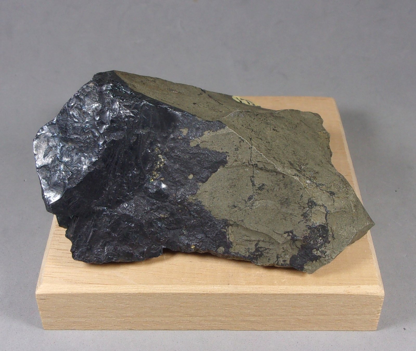 Digenita con Pirita
8,5 x 6,1 x 4,2 cm. 332,8 g.
(Autor: J. G. Alcolea)