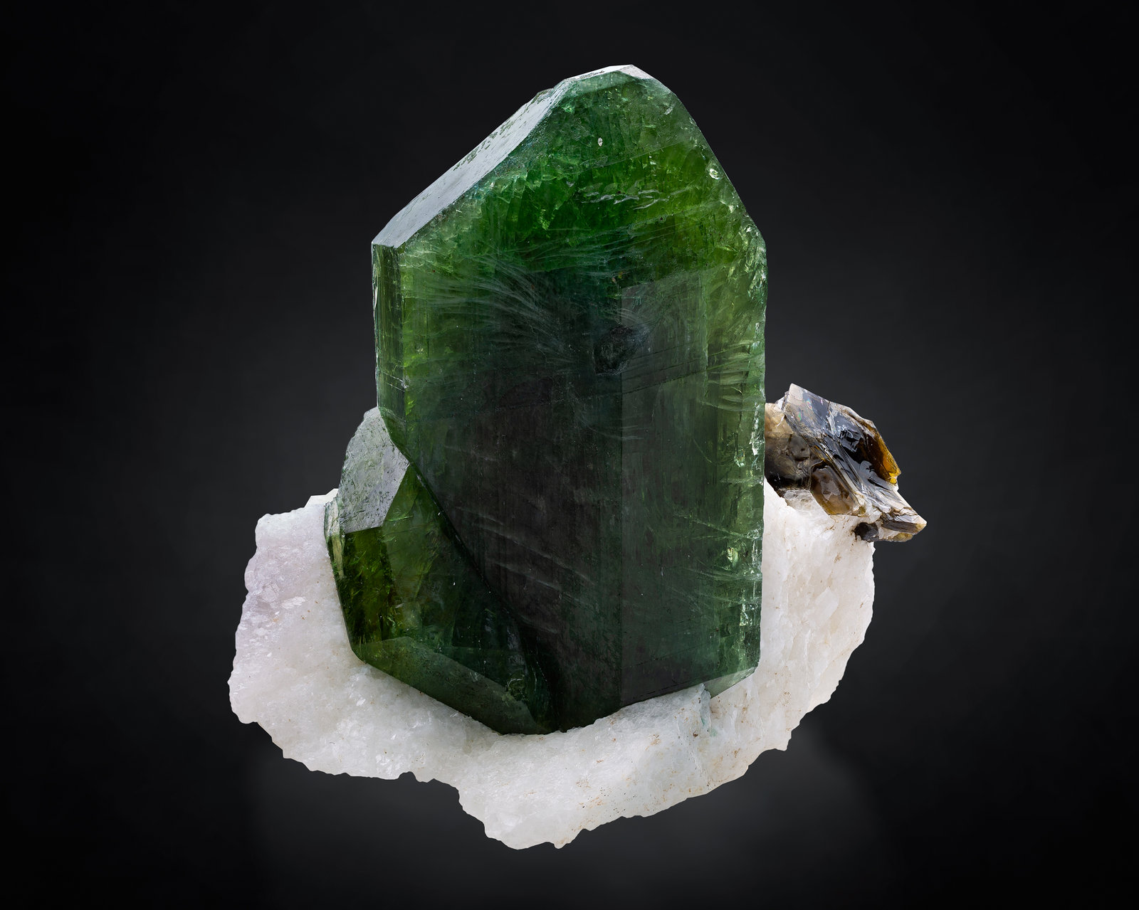 Diópsido en Calcita con Flogopita
7 x 5 x 6.5 cm / cristal principal: 6 cm
(Autor: Museo MIM)