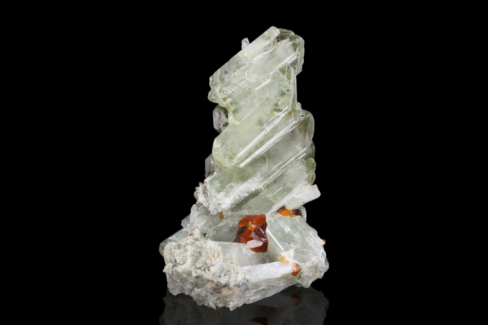 Diópsido con Grossularia (variedad hessonita)
3.5 x 5 x 8 cm / Cristal principal: 5.1 cm.
(Autor: Museo MIM)