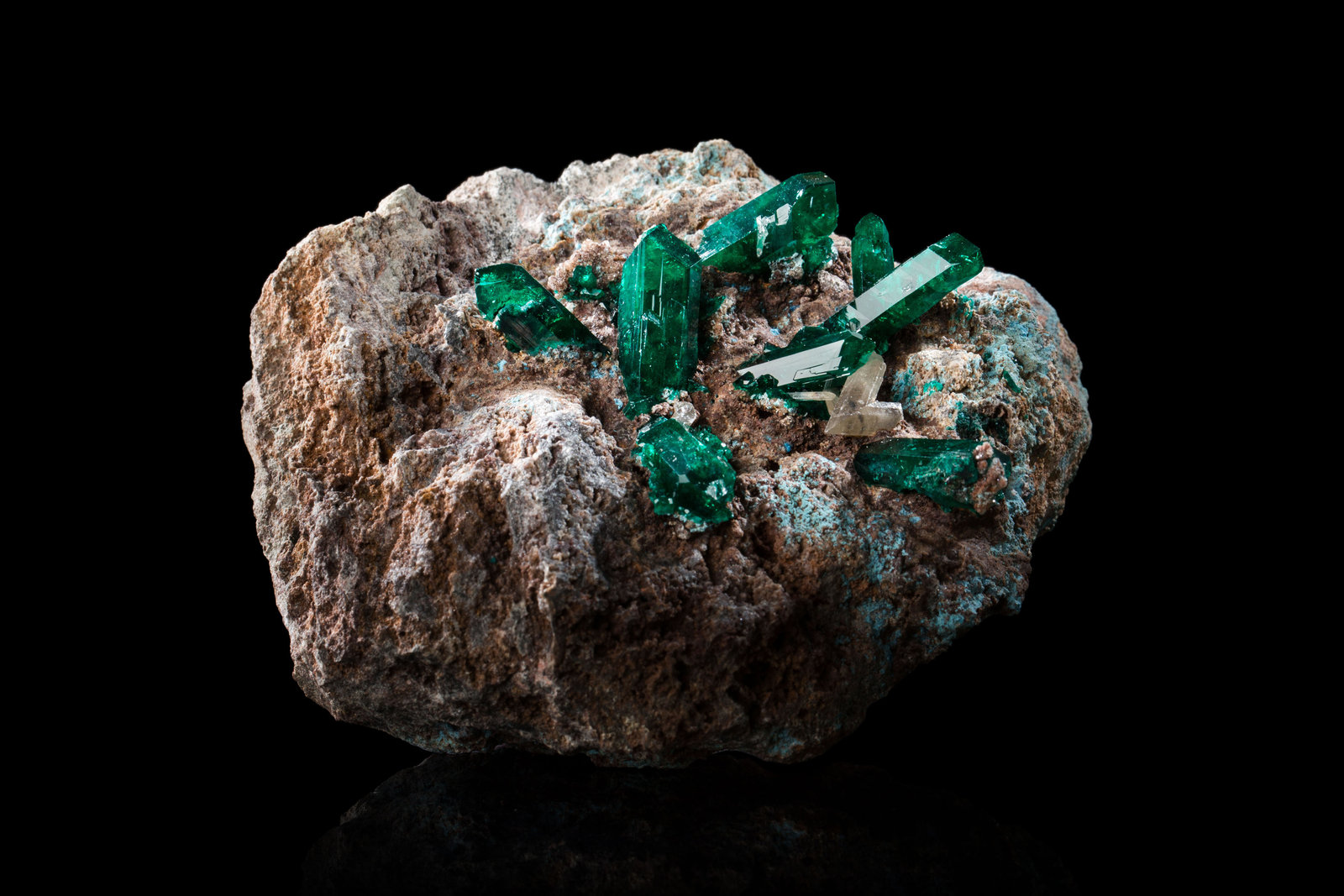 Dioptasa con Cerusita y Plancheíta
10.5 x 11 x 6.5 cm / Cristal principal: 2.5 cm.
(Autor: Museo MIM)