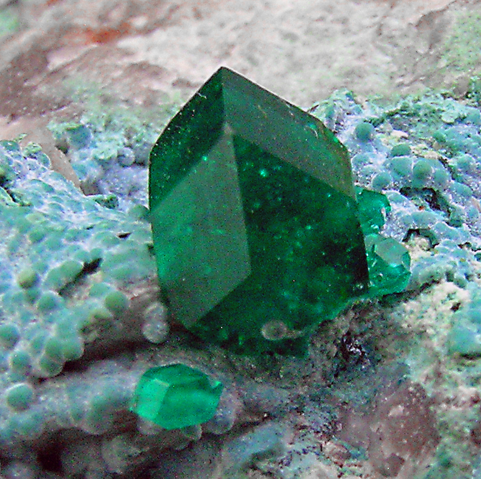 Dioptasa con Shattuckita
tamaño de la pieza: 6 × 4.9 × 3.2 cm / cristal mayor: 0.7 × 0.5 cm
(Autor: Jordi Fabre)