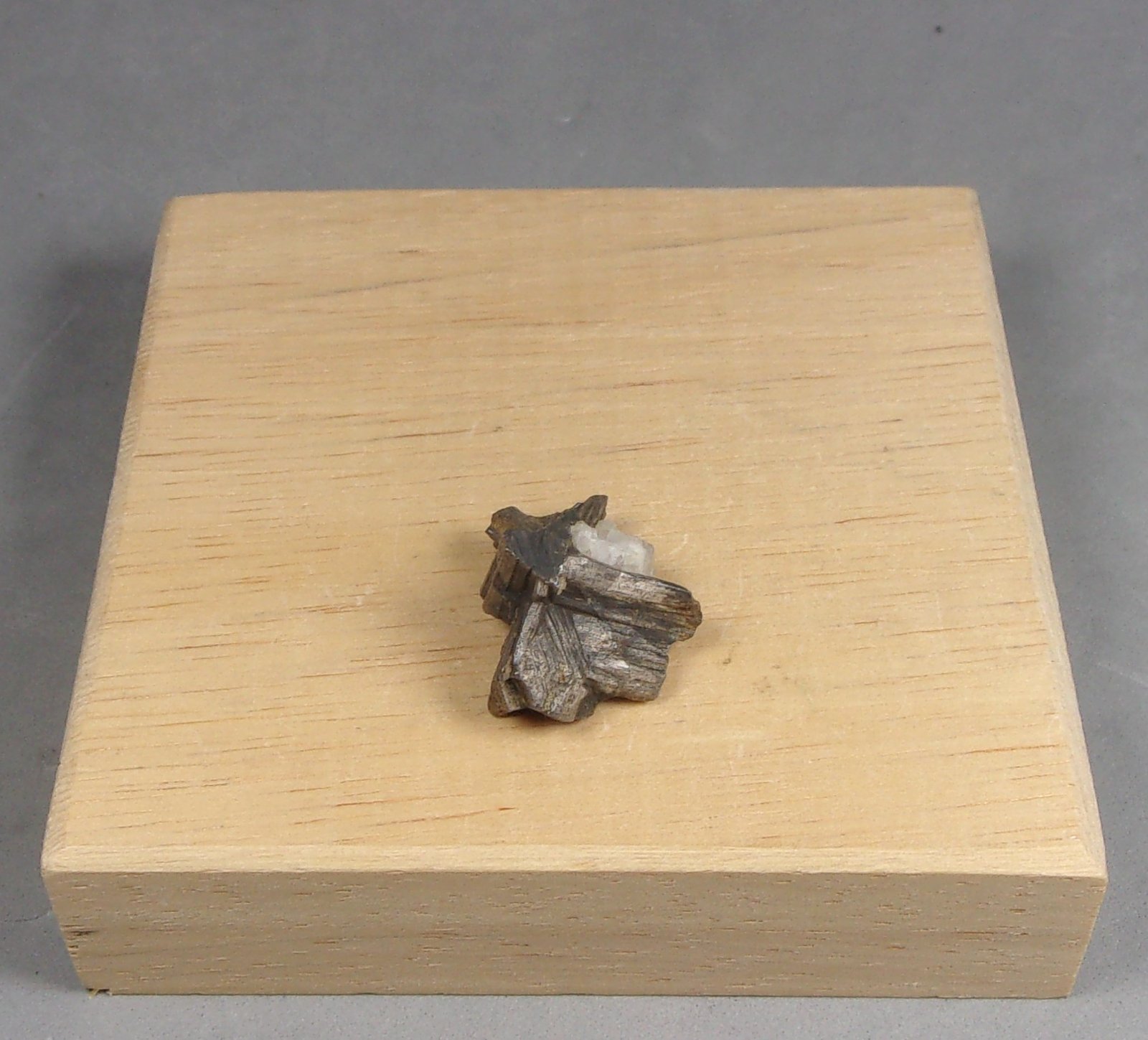 Discrasita
1,8 x 1,5 x 1,3 cm.
(Autor: J. G. Alcolea)