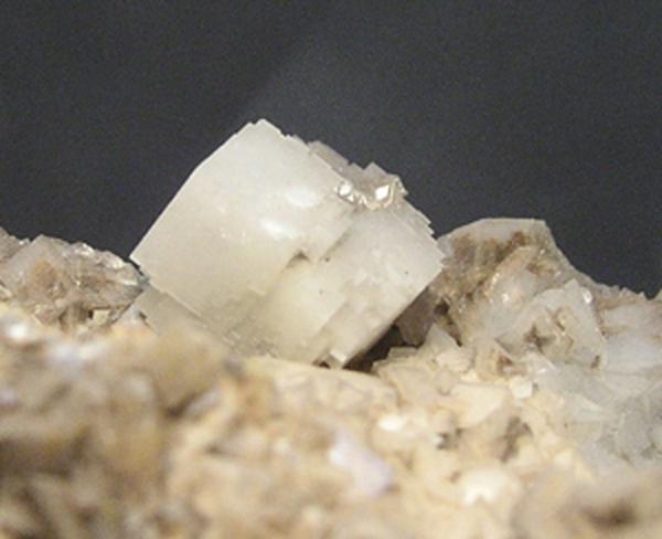 Dolomita.
Cristal de 1 cm.
(Autor: Adrian Pesudo)