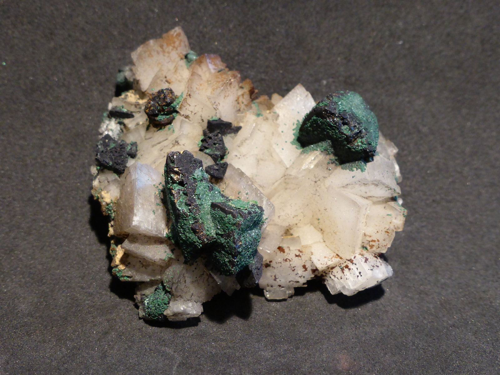 Dolomita y malaquita sobre calcopirita
5x5 cm
(Autor: Ander Ispizua Juan)