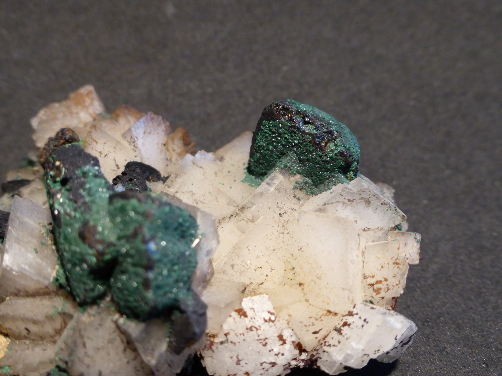 Dolomita y malaquita sobre calcopirita
5x5 cm
(Autor: Ander Ispizua Juan)
