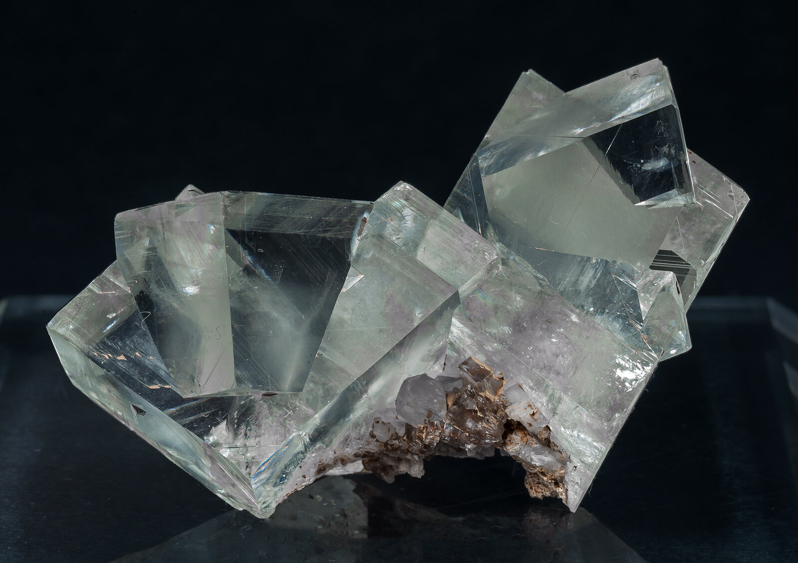 Dolomita (maclada)
Tamaño de la pieza: 5.3 × 3.4 × 3.1 cm / cristal principal: 2.1 × 2.1 cm
(Autor: Jordi Fabre)