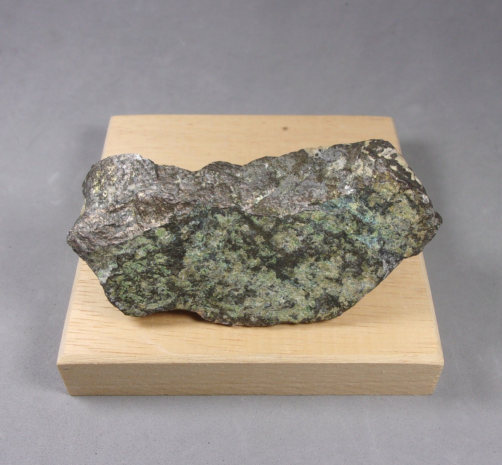 Domeykita
8,1 x 3,2 x 3 cm.
(Autor: J. G. Alcolea)