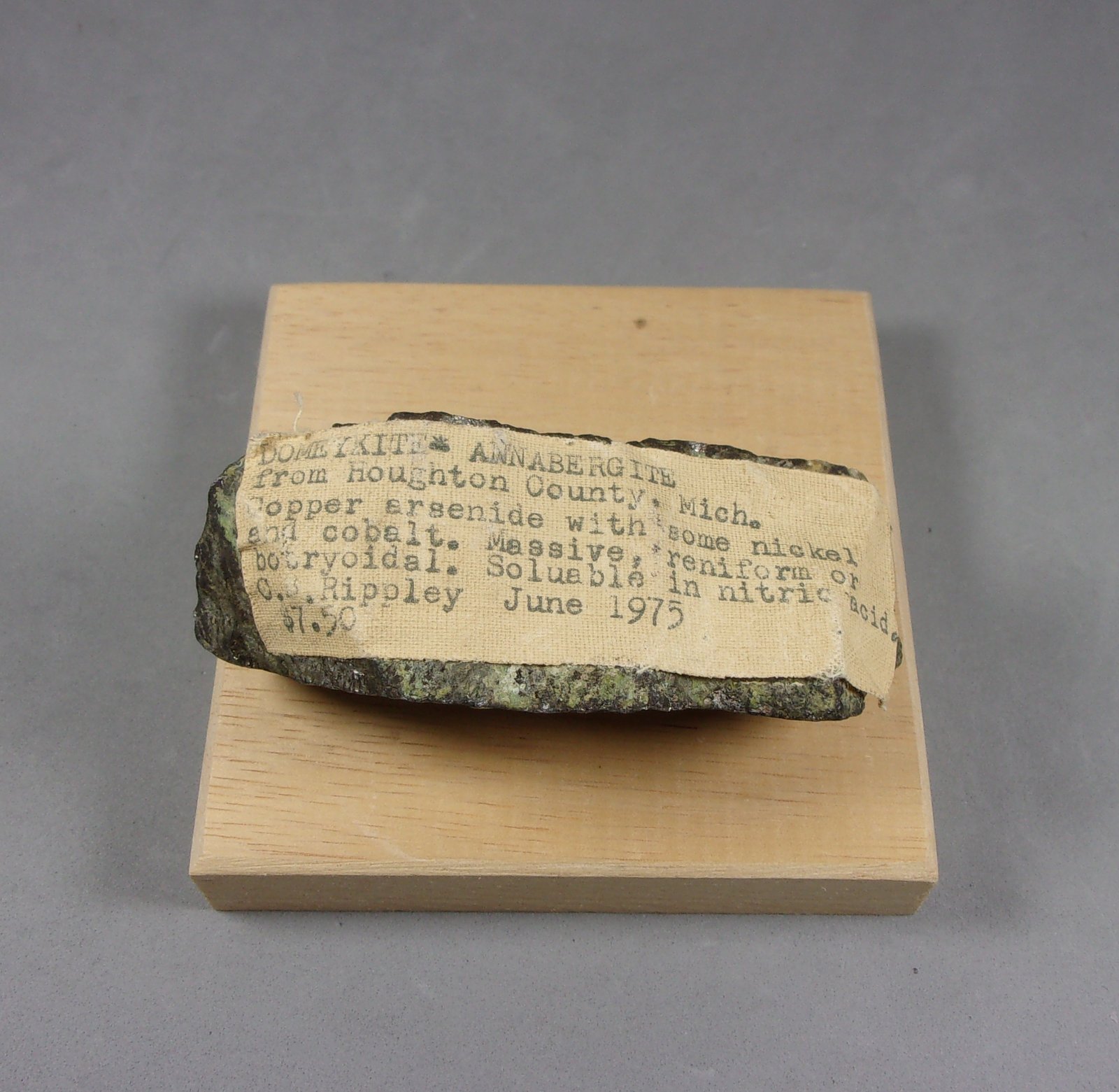 Domeykita
8,1 x 3,2 x 3 cm.
(Autor: J. G. Alcolea)