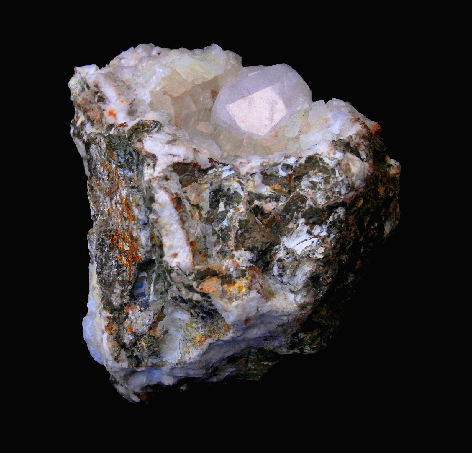 Analcima sobre Calcita
Pieza de 5.5x5.1cm y cristal de 1.7x1.4cm
(Autor: DAni)