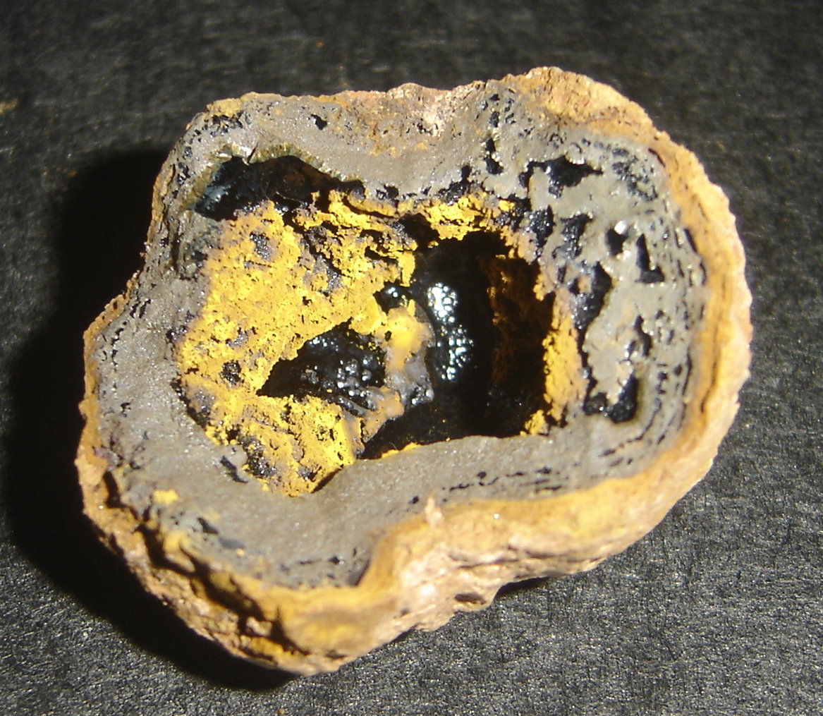 Goethita
3,3 x 3,5 x 3,3 cm
(Autor: Anisio Claudio)