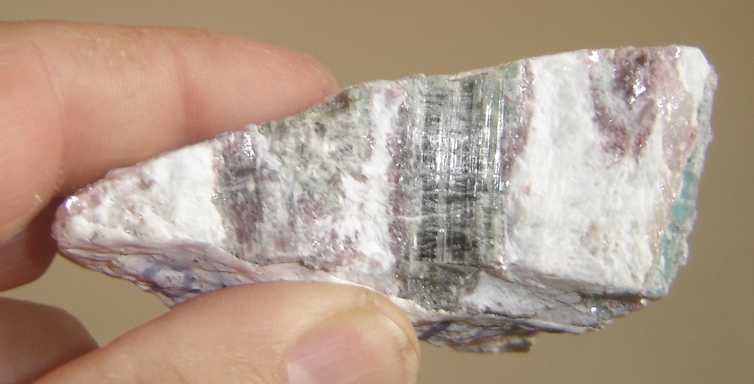 Elbaita (variedad cuprífera), cuarzo y albita
9 X 3,5 X 3 cm
(Autor: Anisio Claudio)