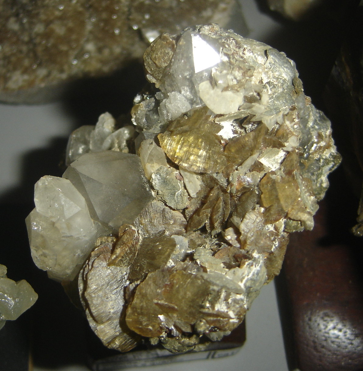 Siderita, Dolomita, Pirita, Pirrotita y Cuarzo
11 x 10 x 9 cm
(Autor: Anisio Claudio)