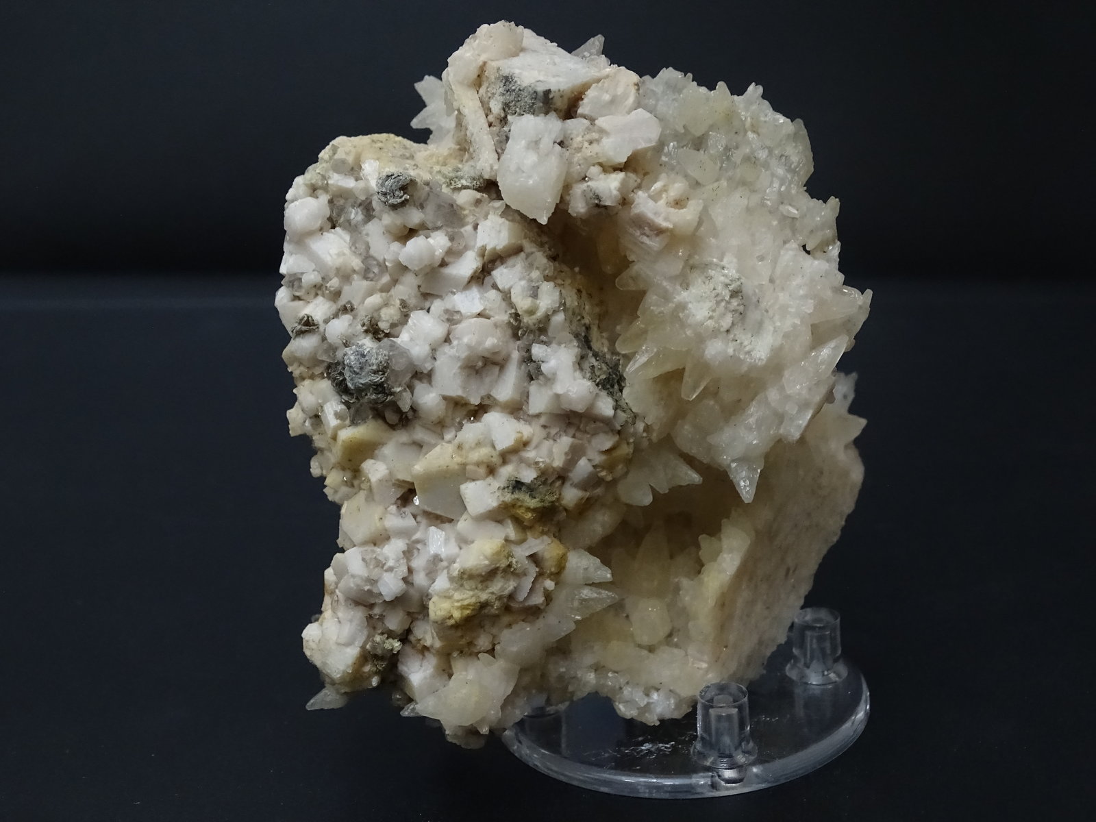 calcita, ortoclasa y mica
90 x 90 x 65 mm
(Autor: Ambrosio Pardo)