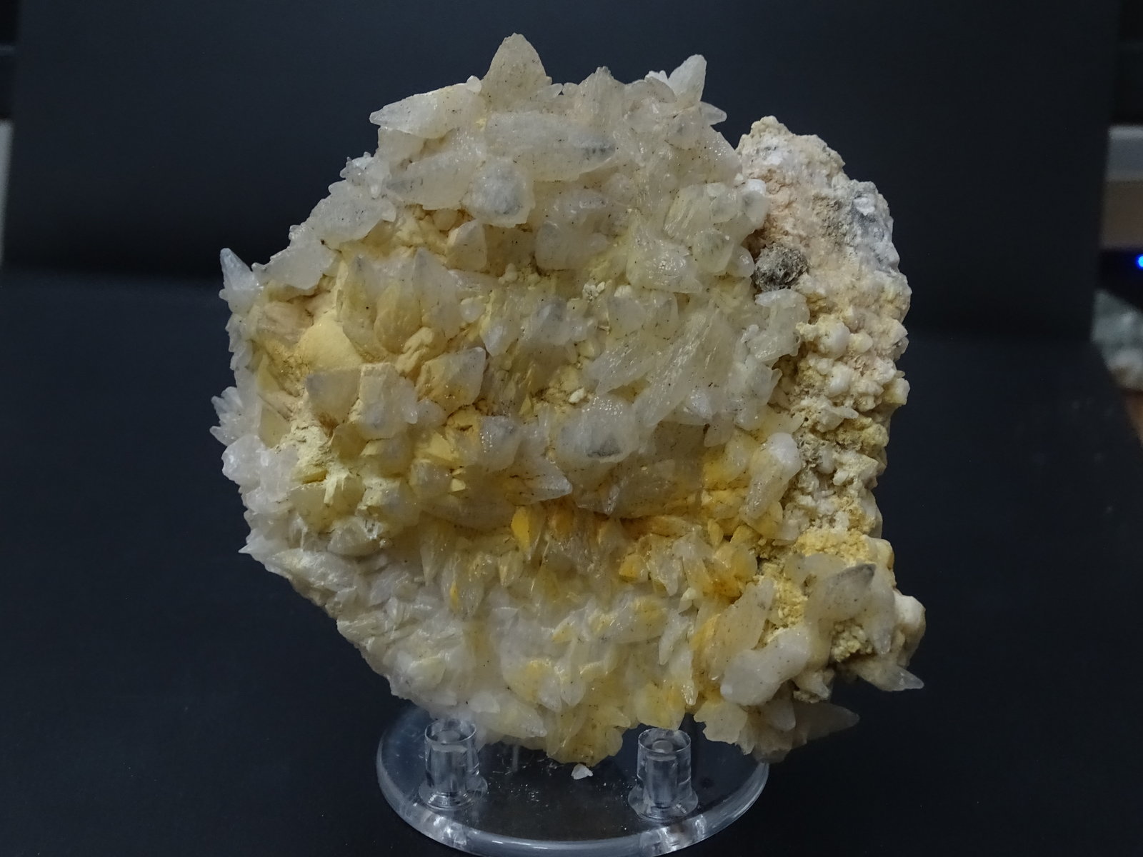 calcita, ortoclasa y mica
90 x 90 x 65 mm
(Autor: Ambrosio Pardo)