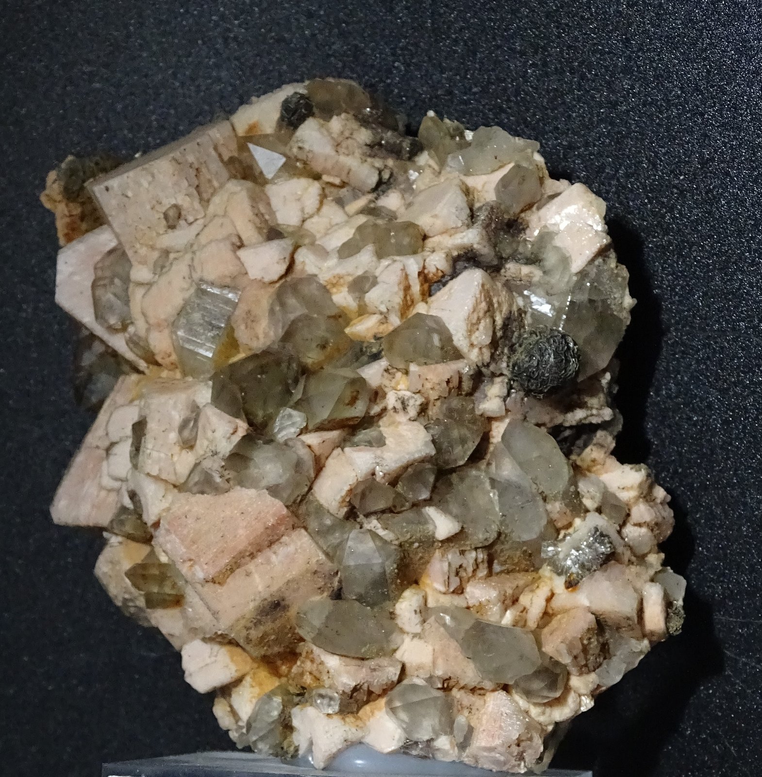 ortoclasa, cuarzo (variedad ahumado), mica
90 x 75 mm
(Autor: Ambrosio Pardo)