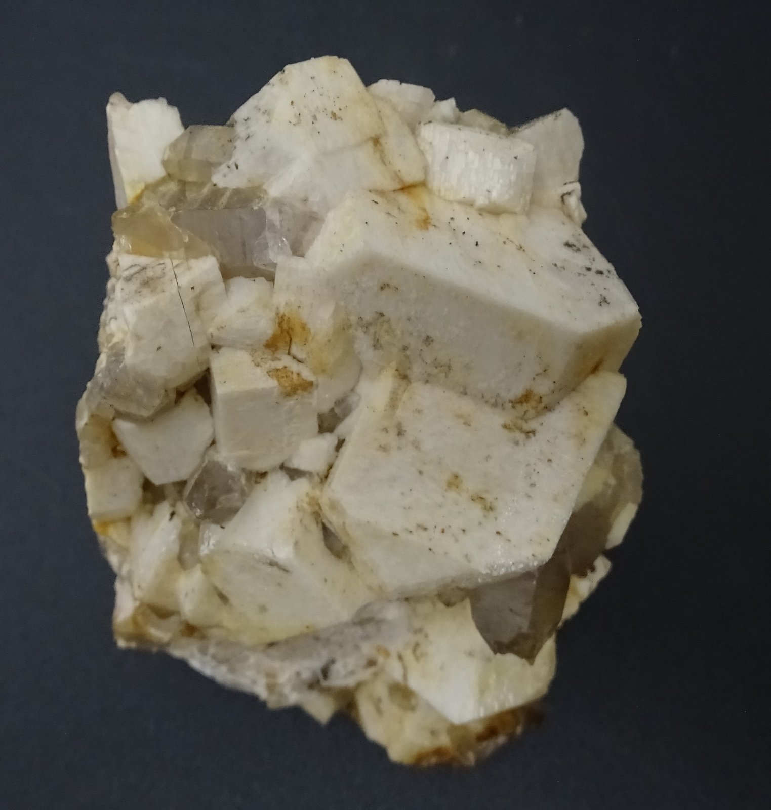 ortoclasa, cuarzo
80 x 65 mm
(Autor: Ambrosio Pardo)