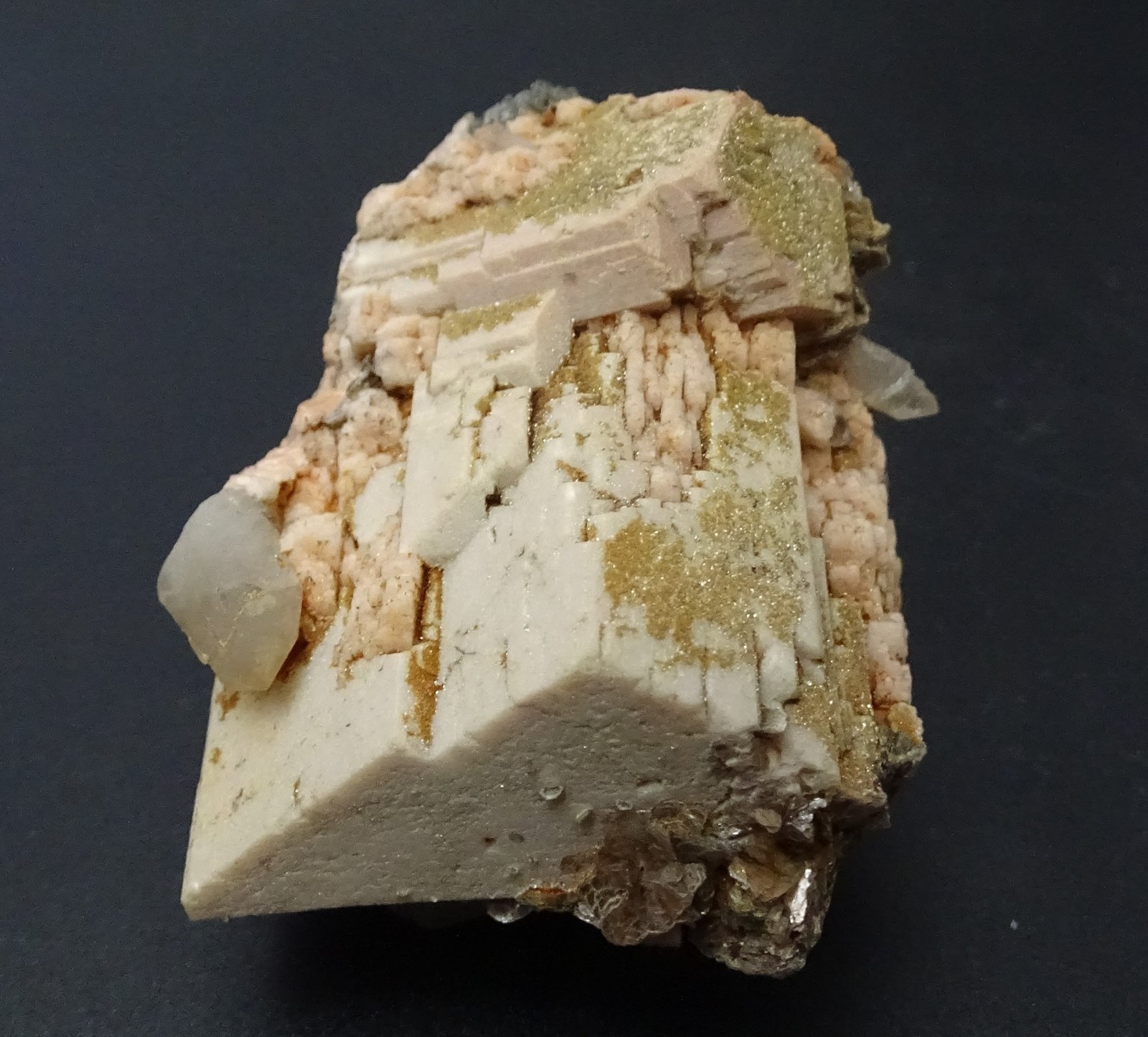 ortoclasa con cuarzo y mica
60 x 55 x 45 mm
(Autor: Ambrosio Pardo)