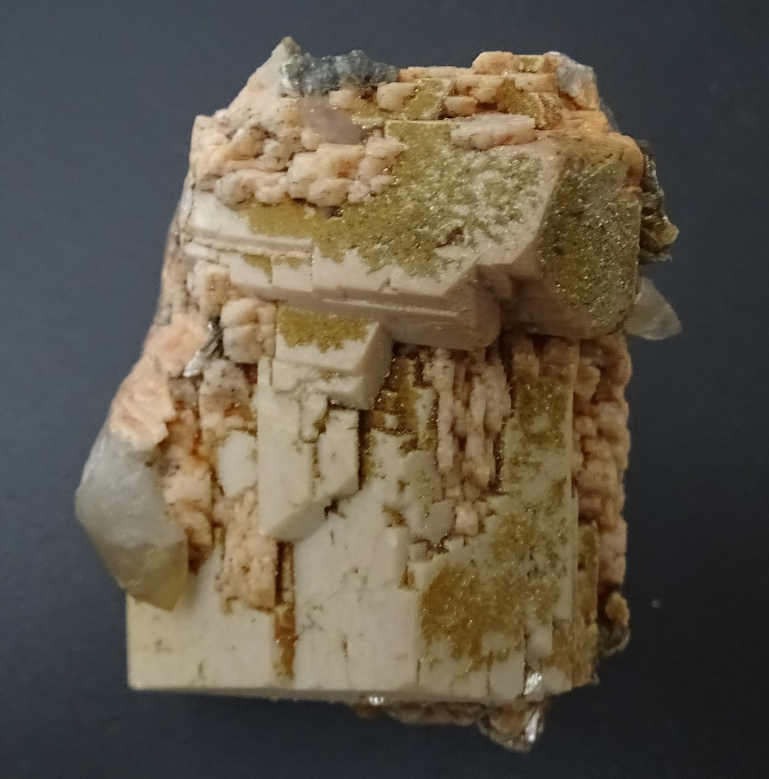 ortoclasa con cuarzo y mica
60 x 55 x 45 mm
(Autor: Ambrosio Pardo)